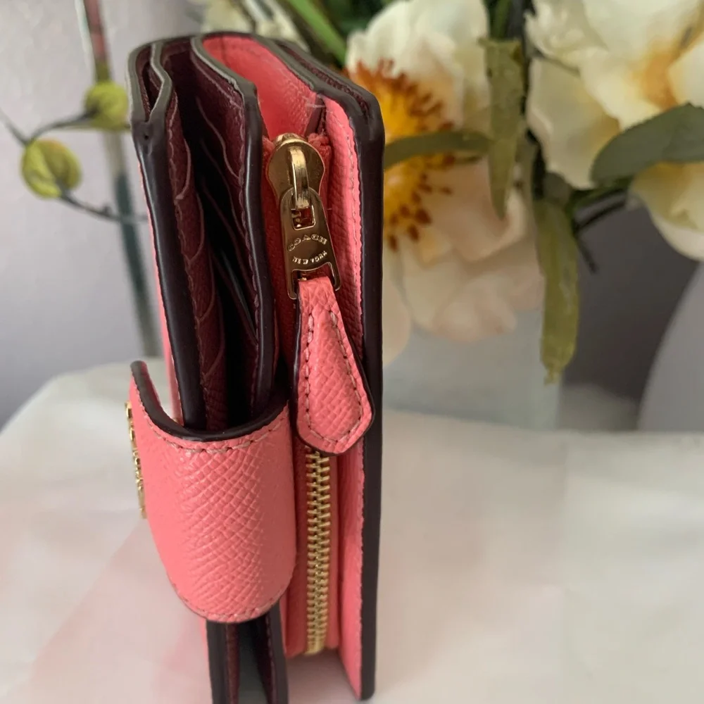 NWOT Coach Medium Leather Corner Zip Wallet
